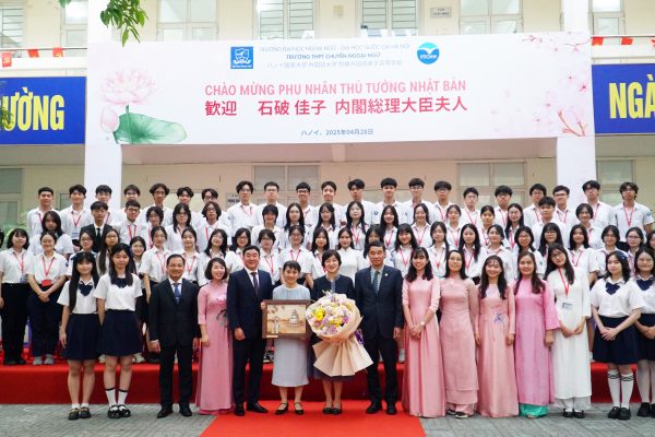 Phu nhân Thủ tướng Nhật Bản thăm và giao lưu tại Trường THPT Chuyên Ngoại ngữ